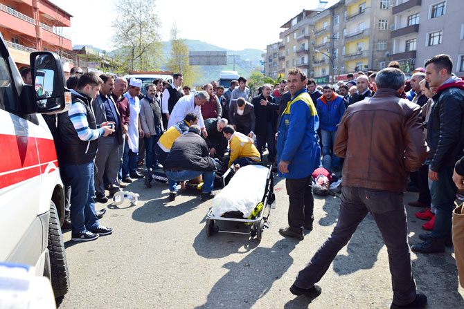 trabzonda-kamyon-yayalara-carpti-2-olu-2.jpg trabzonda-kamyon-yayalara-carpti-2-olu-2.jpg