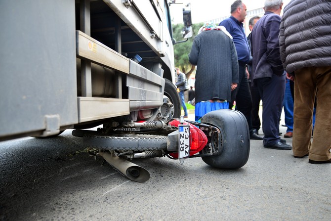 trabzonda-kamyonet-motosiklete-carpti-1-yarali-(1).jpg