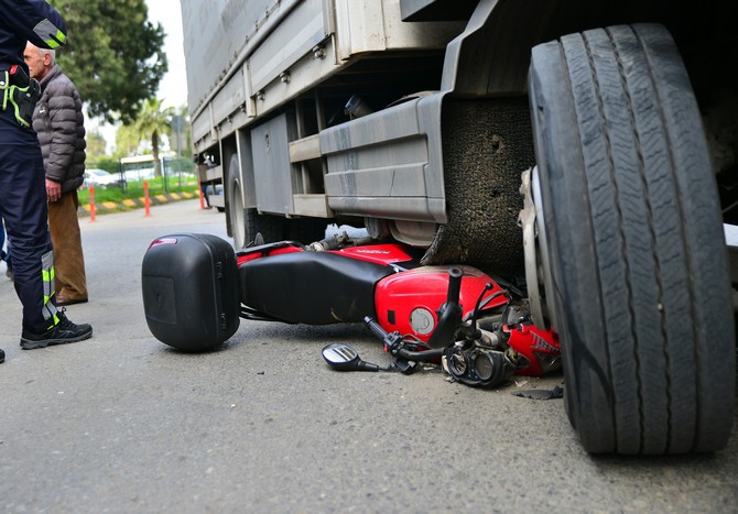trabzonda-kamyonet-motosiklete-carpti-1-yarali-(3).jpg