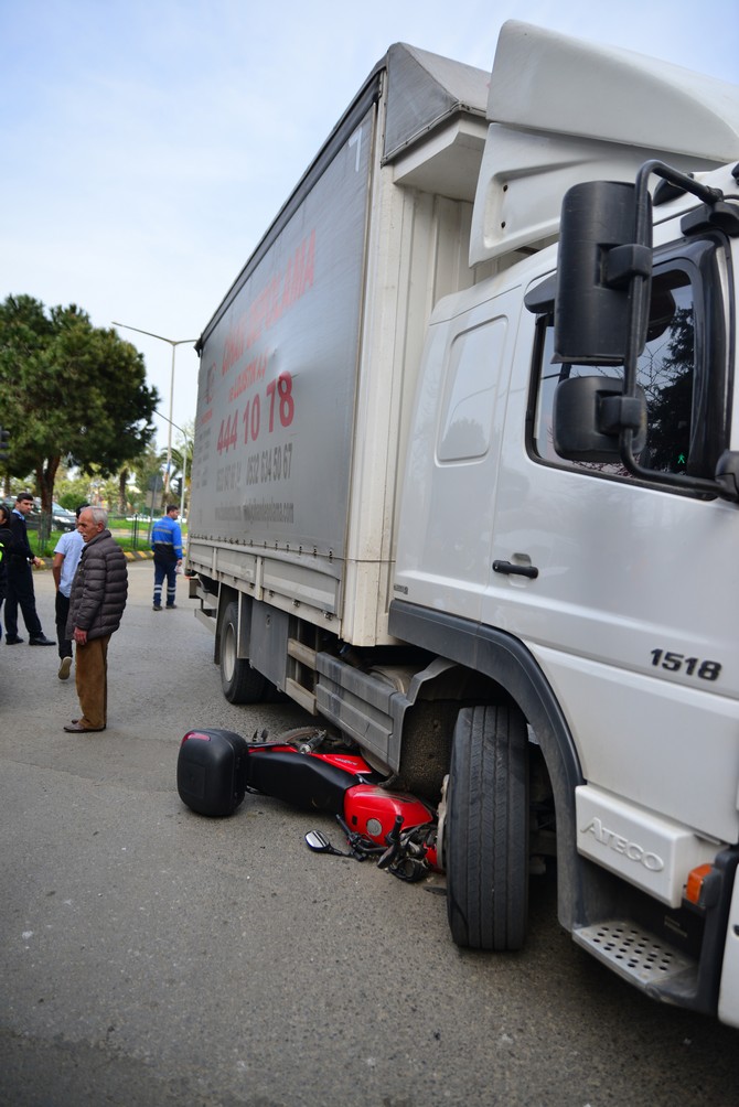 trabzonda-kamyonet-motosiklete-carpti-1-yarali-(4).jpg