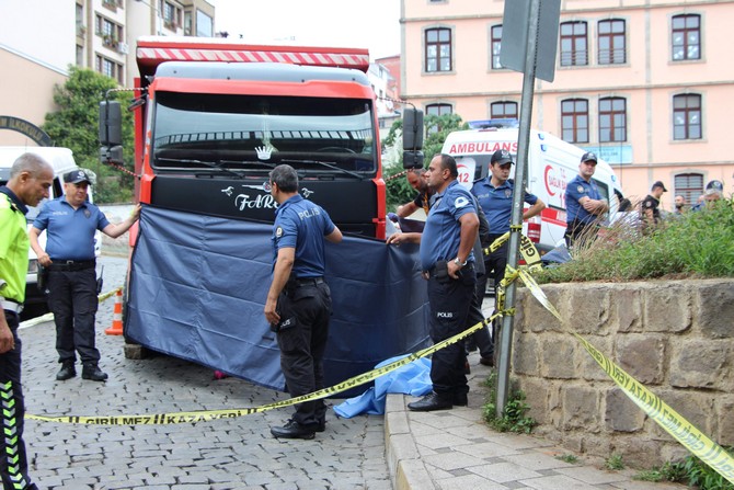 trabzonda-kamyonetin-carptigi-kadin-hayatini-kaybetti-(5).jpg
