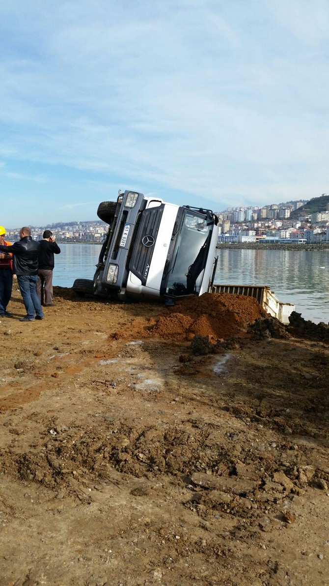trabzonda-kamyonuyla-denize-dusmekten-son-anda-kurtuldu-(5).jpg
