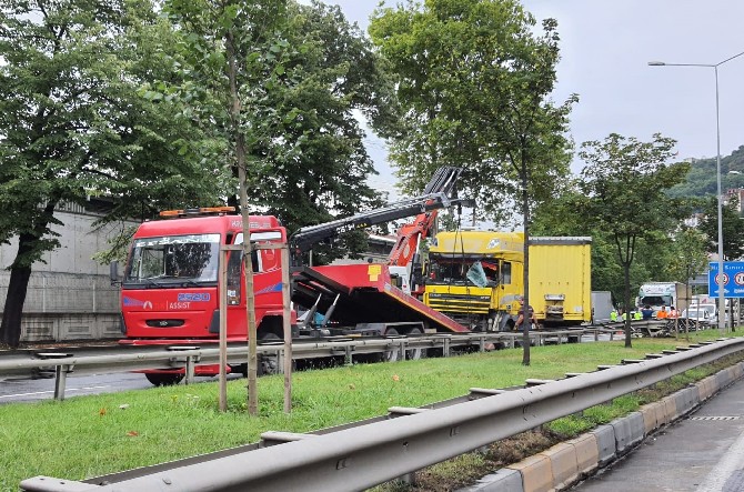 trabzonda-kaza-yapan-tir-karadeniz-sahil-yolunda-trafigi-aksatti-1.jpg