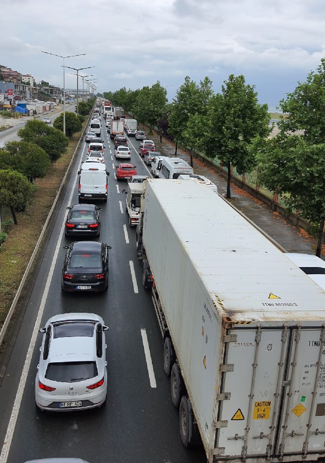 trabzonda-kaza-yapan-tir-karadeniz-sahil-yolunda-trafigi-aksatti-4.jpg