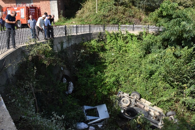 trabzonda-kontrolden-cikan-arac-dere-yatagina-dustu-(2).jpg