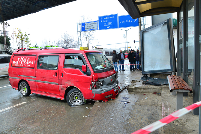 trabzonda-midibus-durakta-bekleyenlere-carpti-1.jpg