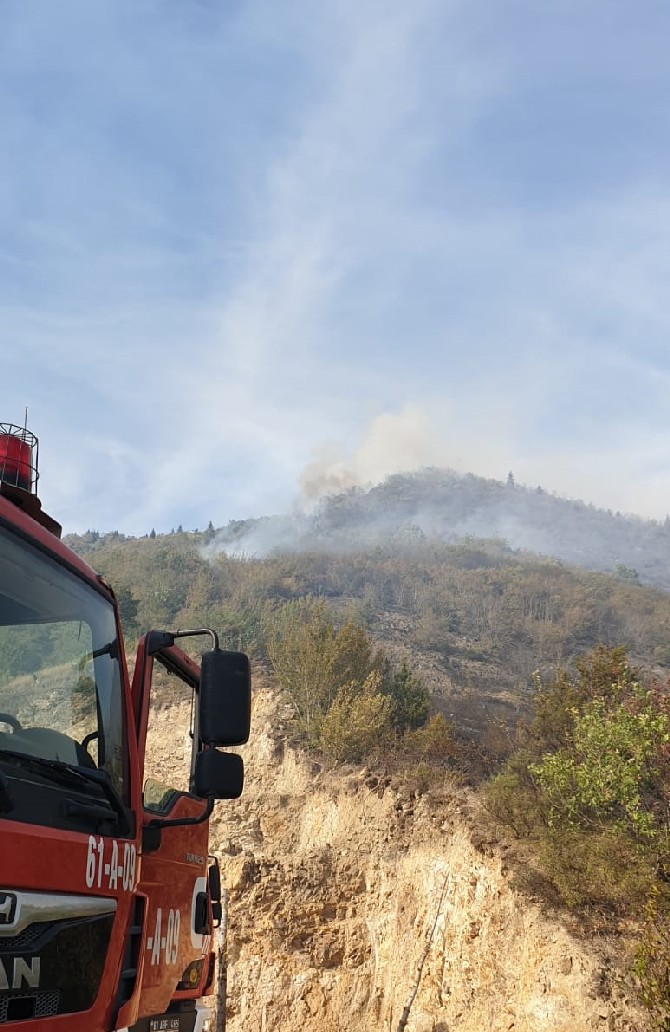 trabzonda-ormanlik-alana-sicrayan-yangina-mudahale-ediliyor-(4).jpg