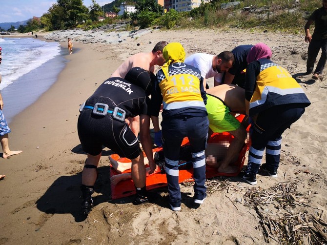 trabzonda-serinlemek-icin-denize-giren-iki-kardesten-biri-hayatini-kaybetti-(2).jpg