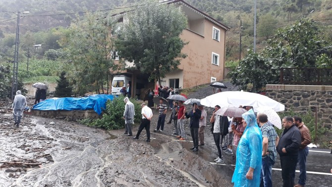 trabzonda-siddetli-yagisa-bagli-olarak-heyelan-meydana-gelen-akcaabat-duzkoy-karayolu-cift-yonlu-ulasima-kapandi-(1).jpg