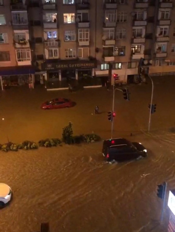 trabzonda-siddetli-yagmur-nedeniyle-karadeniz-sahil-yolunda-ulasim-durdu-(3).jpg