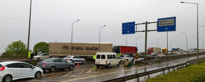 trabzonda-tirin-refuje-girmesi-sonucu-karadeniz-sahil-yolunda-ulasim-aksadi-(3).jpg