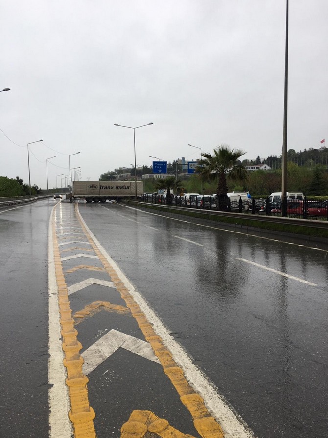 trabzonda-tirin-refuje-girmesi-sonucu-karadeniz-sahil-yolunda-ulasim-aksadi-(6).jpg