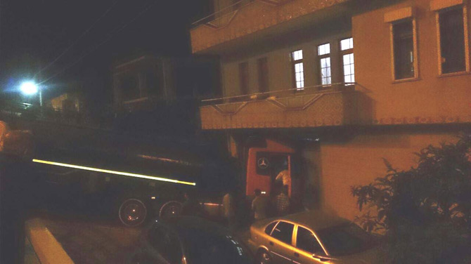 trabzonda-trafik-kazasi-1-olu-1-yarali-2.jpg
