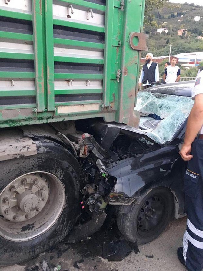 trabzonda-trafik-kazasi-2-olu,-2-yarali-(1).jpg
