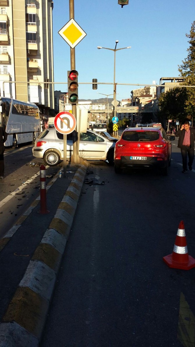 trabzonda-trafik-kazasi-3-yasindaki-cocuk-oldu-(3).jpg