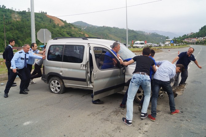 trabzonda-trafik-kazasi-5-yarali-(1).jpg