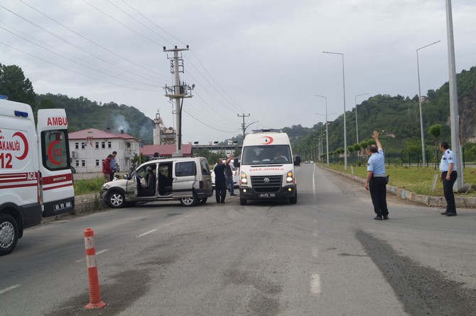 trabzonda-trafik-kazasi-5-yarali-(2).jpg