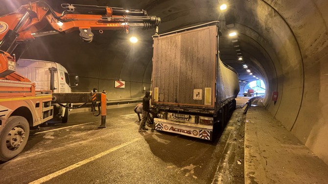 trabzonda-tunelde-devrilen-tir-nedeniyle-kapanan-sahil-yolu-ulasima-acildi-7.jpg