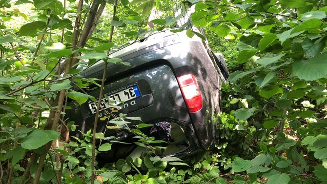 trabzonda-ucuruma-devrilen-otomobildeki-5-kisi-yaralandi-1.jpg