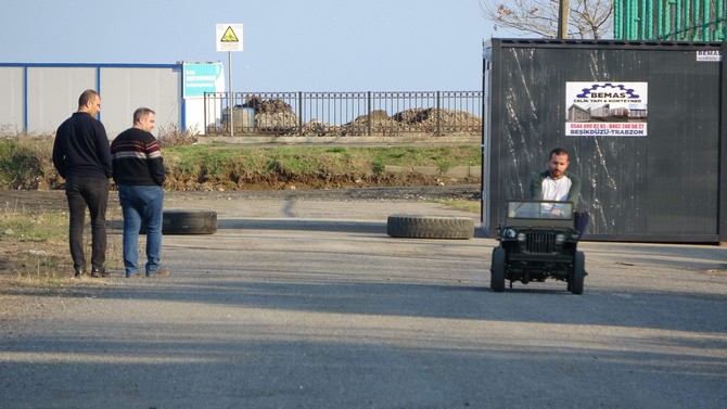 trabzonda-yasayan-47-yasindaki-mehmet-aydin-kendi-imal-ettigi-yaklasik-200-kadar-parcayi-bir-araya-getirerek-1942-model-willys-aracinin-bire-bir-kucuk-olceklisini-yapti-1.jpg