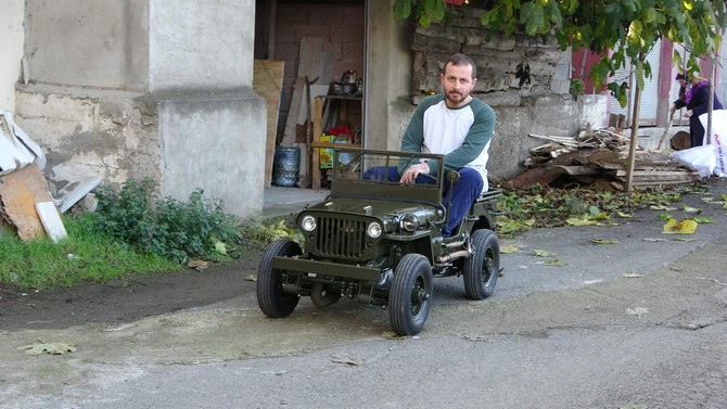 trabzonda-yasayan-47-yasindaki-mehmet-aydin-kendi-imal-ettigi-yaklasik-200-kadar-parcayi-bir-araya-getirerek-1942-model-willys-aracinin-bire-bir-kucuk-olceklisini-yapti-3.jpg