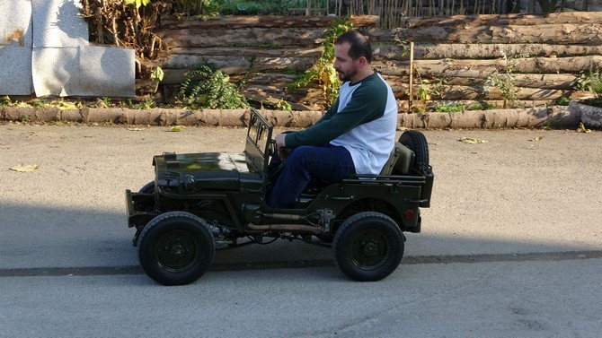trabzonda-yasayan-47-yasindaki-mehmet-aydin-kendi-imal-ettigi-yaklasik-200-kadar-parcayi-bir-araya-getirerek-1942-model-willys-aracinin-bire-bir-kucuk-olceklisini-yapti-4.jpg