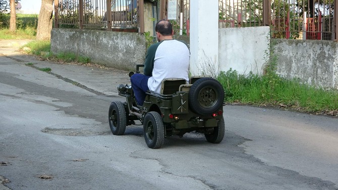 trabzonda-yasayan-47-yasindaki-mehmet-aydin-kendi-imal-ettigi-yaklasik-200-kadar-parcayi-bir-araya-getirerek-1942-model-willys-aracinin-bire-bir-kucuk-olceklisini-yapti-5.jpg