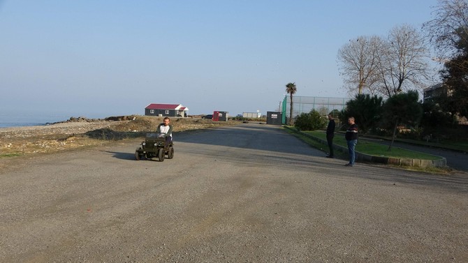 trabzonda-yasayan-47-yasindaki-mehmet-aydin-kendi-imal-ettigi-yaklasik-200-kadar-parcayi-bir-araya-getirerek-1942-model-willys-aracinin-bire-bir-kucuk-olceklisini-yapti-6.jpg
