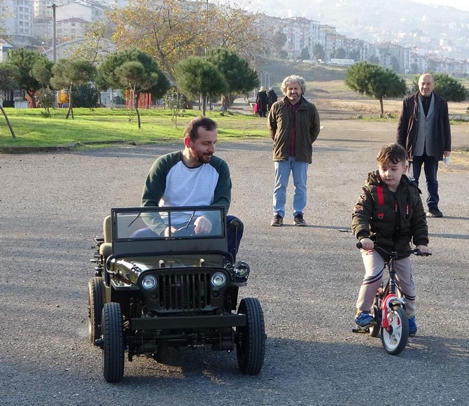 trabzonda-yasayan-47-yasindaki-mehmet-aydin-kendi-imal-ettigi-yaklasik-200-kadar-parcayi-bir-araya-getirerek-1942-model-willys-aracinin-bire-bir-kucuk-olceklisini-yapti-7.jpg