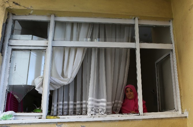 trabzonda-yol-insaati-sirasinda-patlatilan-dinamit-nedeniyle-bazi-evlerin-camlari-kirildi-(4).jpg