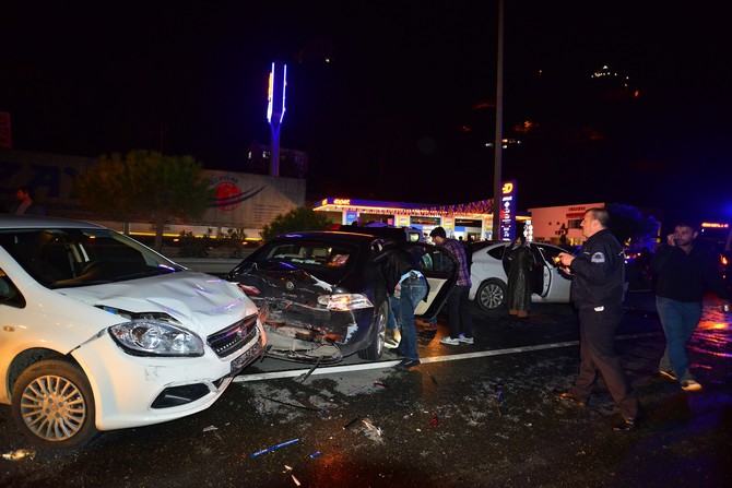trabzonda-zincirleme-trafik-kazasi-5-yarali-(1).jpg