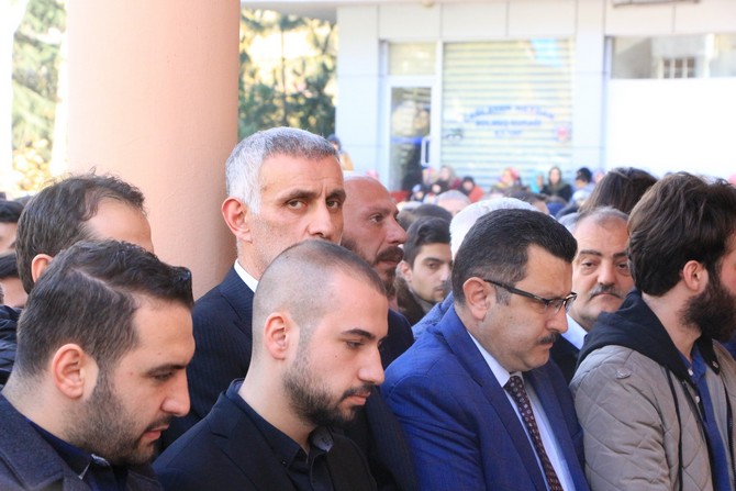 trabzonspor-camiasi-koksal-sadiklar’in-oglunun-cenazesinde-bir-araya-geldi-(3).jpg