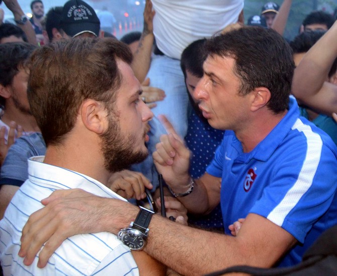 trabzonspor-karsilamasinda-arbede-yasandi-(4).jpg