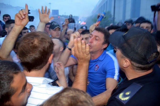 trabzonspor-karsilamasinda-arbede-yasandi-(5).jpg