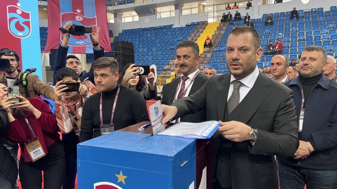 trabzonspor-olaganustu-genel-kurulunda-oy-verme-islemi-basladi-12.jpg