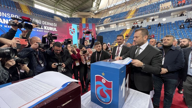 trabzonspor-olaganustu-genel-kurulunda-oy-verme-islemi-basladi-13.jpg