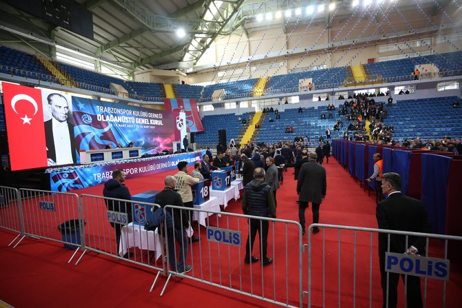 trabzonspor-olaganustu-genel-kurulunda-oy-verme-islemi-basladi-2.jpg