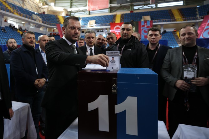 trabzonspor-olaganustu-genel-kurulunda-oy-verme-islemi-basladi-4.jpg