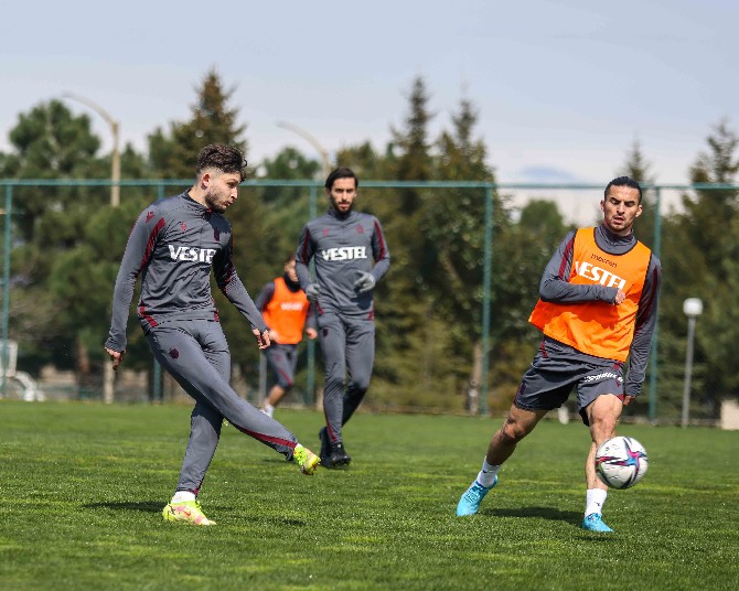 trabzonspor-spor-toto-super-ligin-30-haftasinda-deplasmanda-oynayacagi-caykur-rizespor-maci-hazirliklarina-bugun-sabah-saatlerinde-yaptigi-antrenmanla-basladi-12.jpg