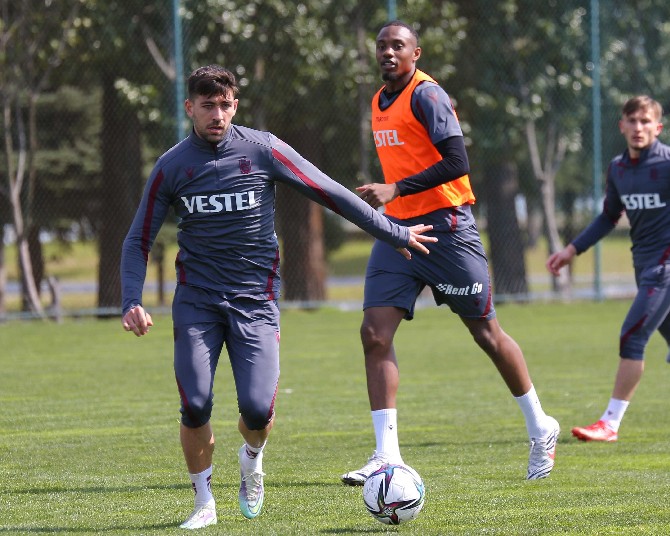 trabzonspor-spor-toto-super-ligin-30-haftasinda-deplasmanda-oynayacagi-caykur-rizespor-maci-hazirliklarina-bugun-sabah-saatlerinde-yaptigi-antrenmanla-basladi-17.jpg