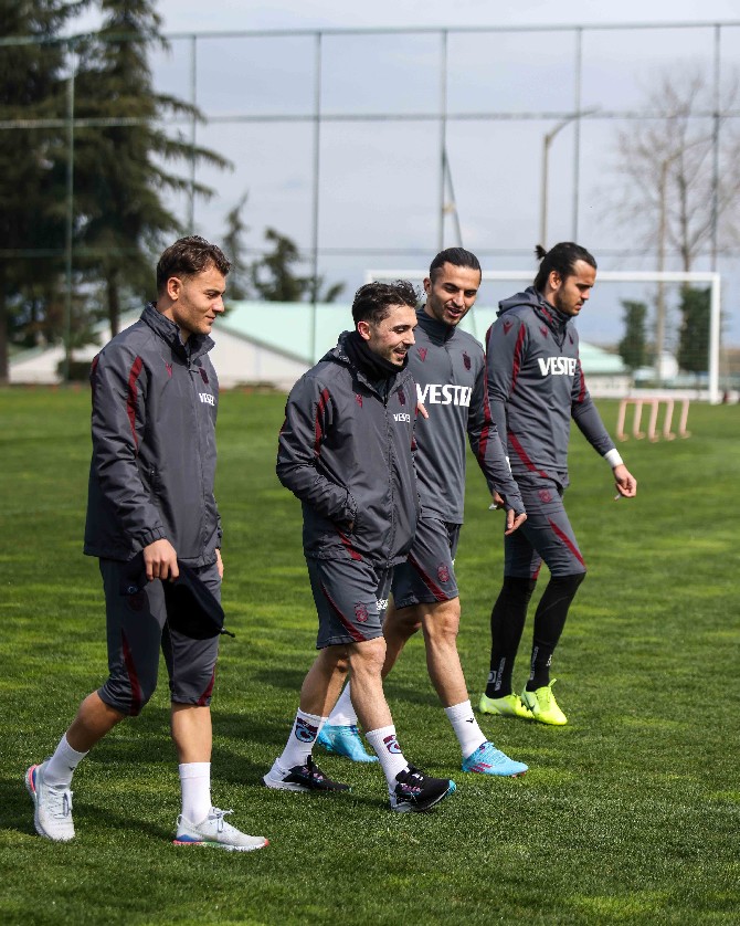 trabzonspor-spor-toto-super-ligin-30-haftasinda-deplasmanda-oynayacagi-caykur-rizespor-maci-hazirliklarina-bugun-sabah-saatlerinde-yaptigi-antrenmanla-basladi-2.jpg