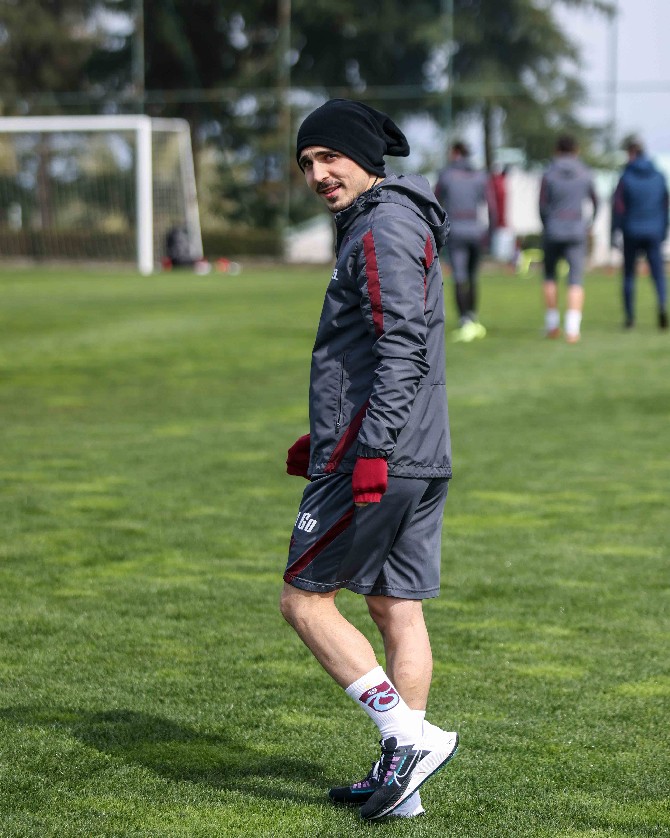 trabzonspor-spor-toto-super-ligin-30-haftasinda-deplasmanda-oynayacagi-caykur-rizespor-maci-hazirliklarina-bugun-sabah-saatlerinde-yaptigi-antrenmanla-basladi-4.jpg