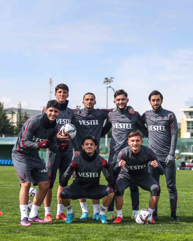 trabzonspor-spor-toto-super-ligin-30-haftasinda-deplasmanda-oynayacagi-caykur-rizespor-maci-hazirliklarina-bugun-sabah-saatlerinde-yaptigi-antrenmanla-basladi-9.jpg
