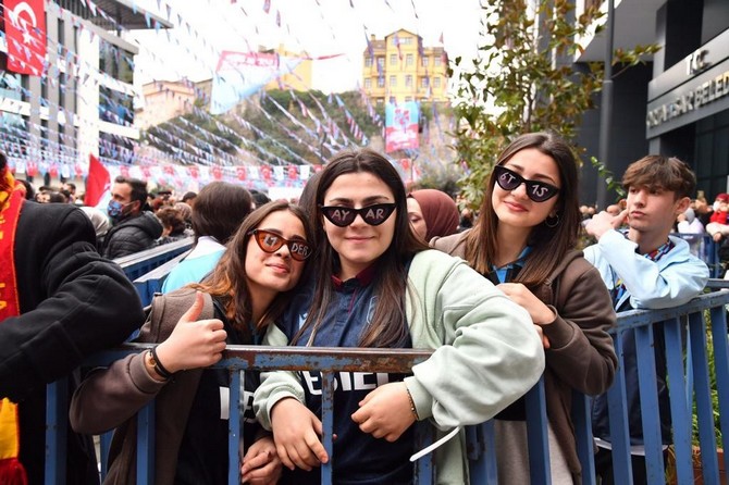 trabzonspor-taraftarlari-kayserispor-maci-oncesi-konserle-costu-3.jpg