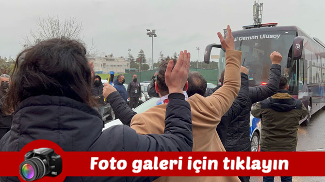trabzonspor-taraftarlari-takimi-rizeye-sevgi-gosterileriyle-ugurladi.jpg