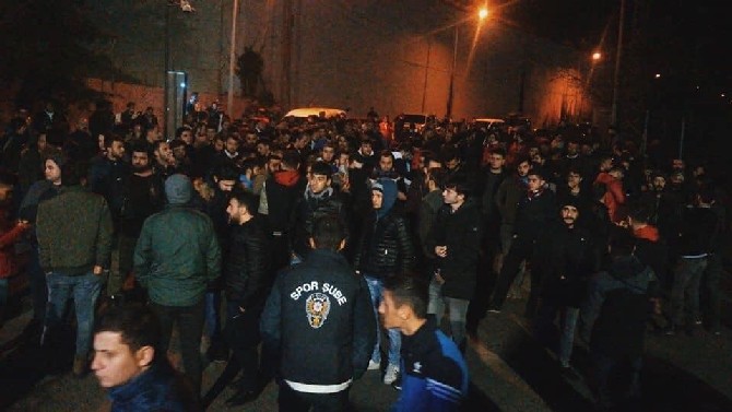 trabzonspor-taraftarlarindan-unal-karaman’a-destek-(2).jpg