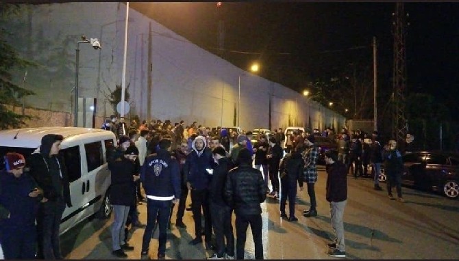 trabzonspor-taraftarlarindan-unal-karaman’a-destek-(3).jpg
