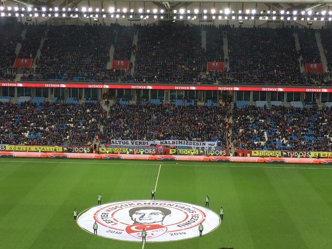 trabzonsporlu-taraftarlar-sehit-emniyet-muduru-altug-verdi’yi-unutmadi-(1).jpg