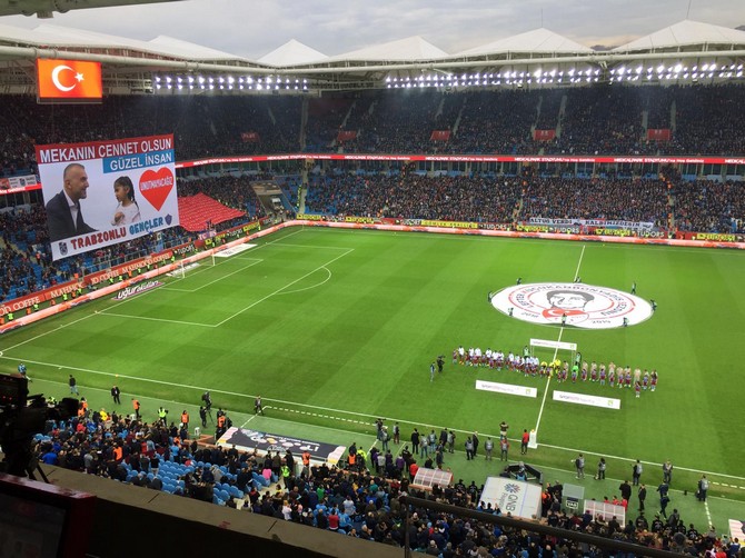 trabzonsporlu-taraftarlar-sehit-emniyet-muduru-altug-verdi’yi-unutmadi-(4).jpg