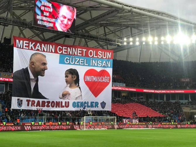trabzonsporlu-taraftarlar-sehit-emniyet-muduru-altug-verdi’yi-unutmadi-(9).jpg